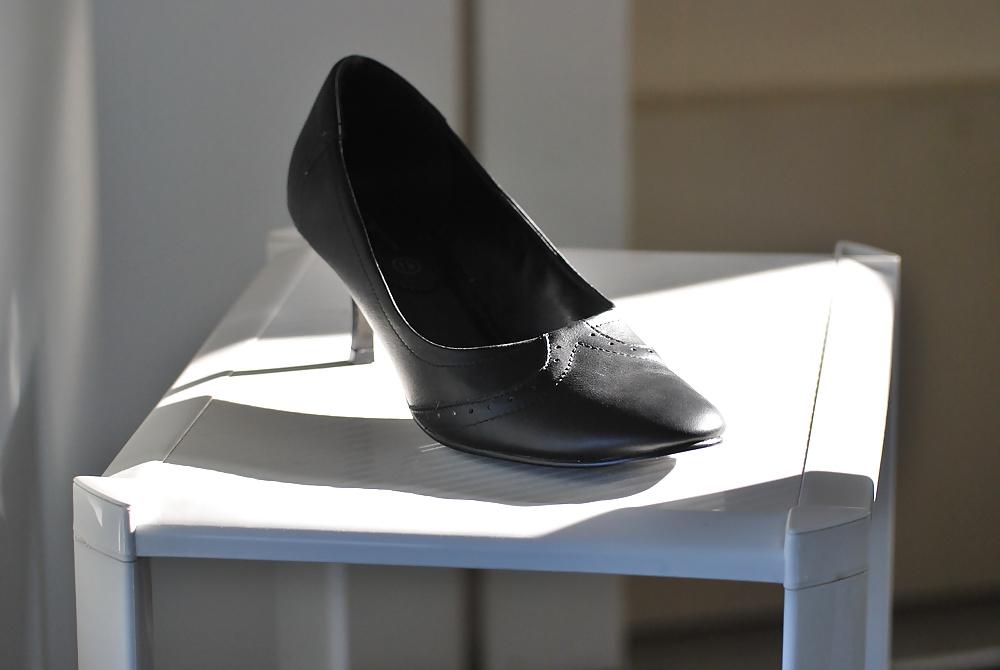 13P Black heels or pumps