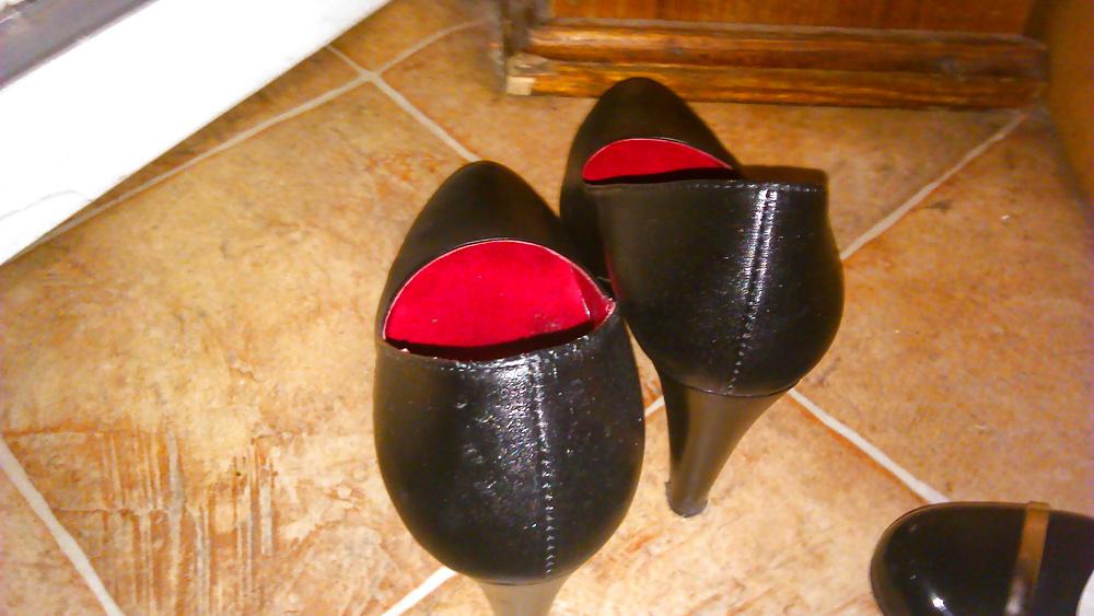 13P Black heels or pumps