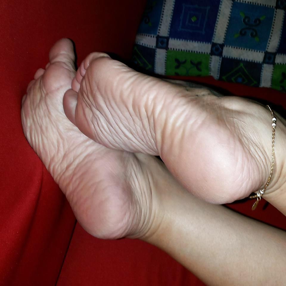 20P Feet Mature