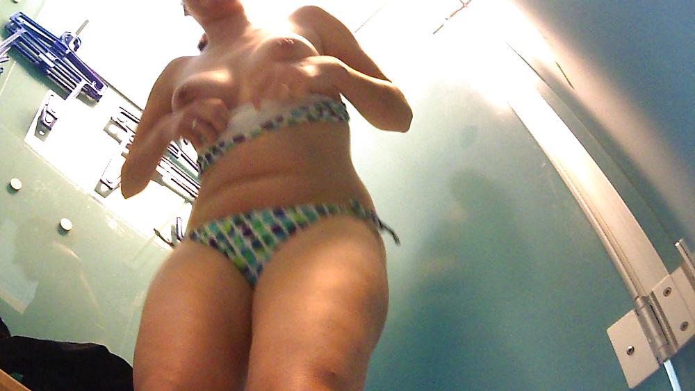 16P Flashing tits and pussy in a public pool