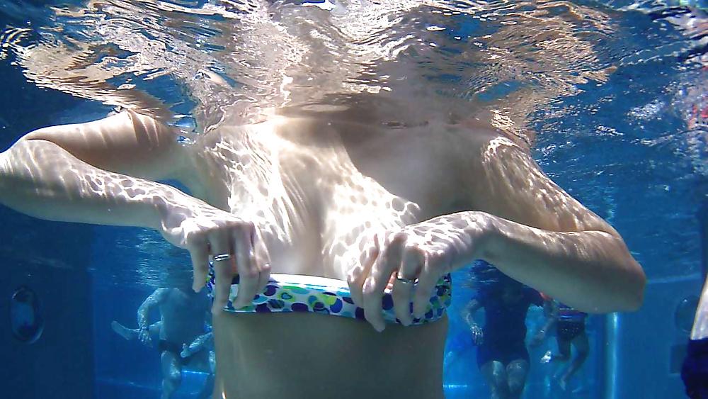 16P Flashing tits and pussy in a public pool