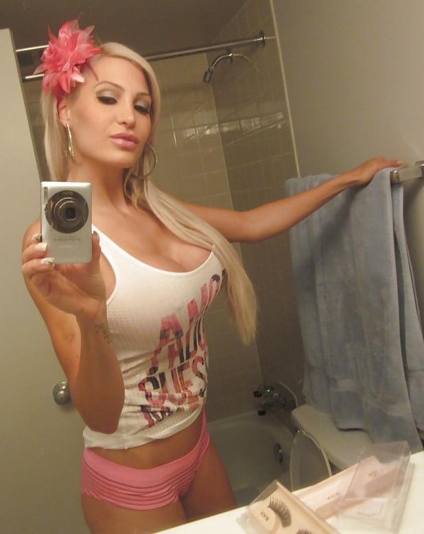 25P Lovely Cleavage