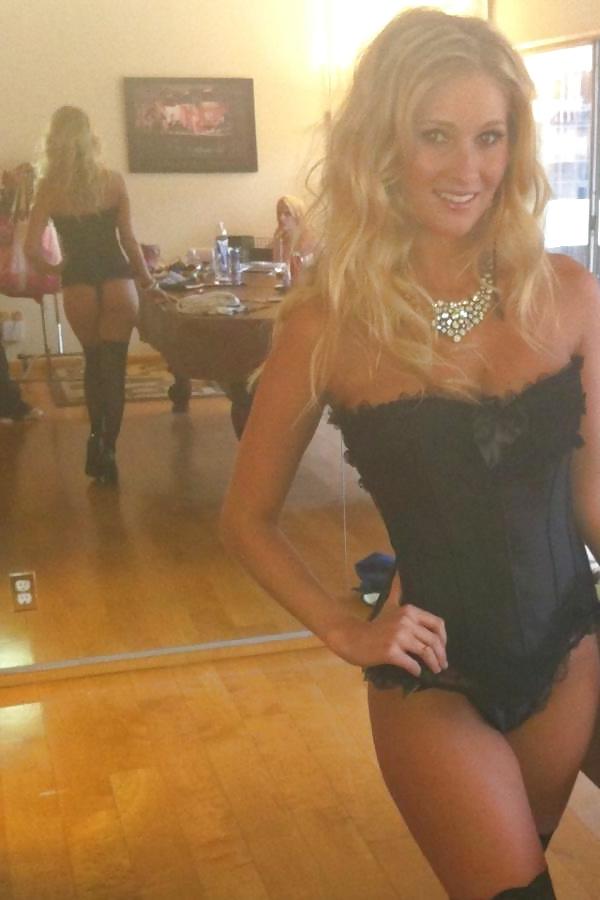 25P Lovely Cleavage