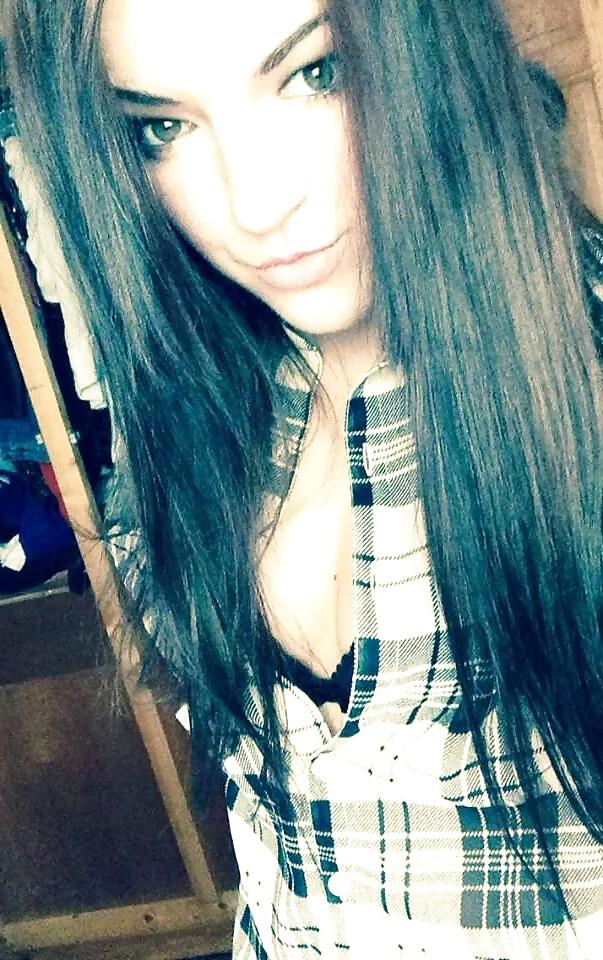 6P Who wants her name loves giving multiple guys head 