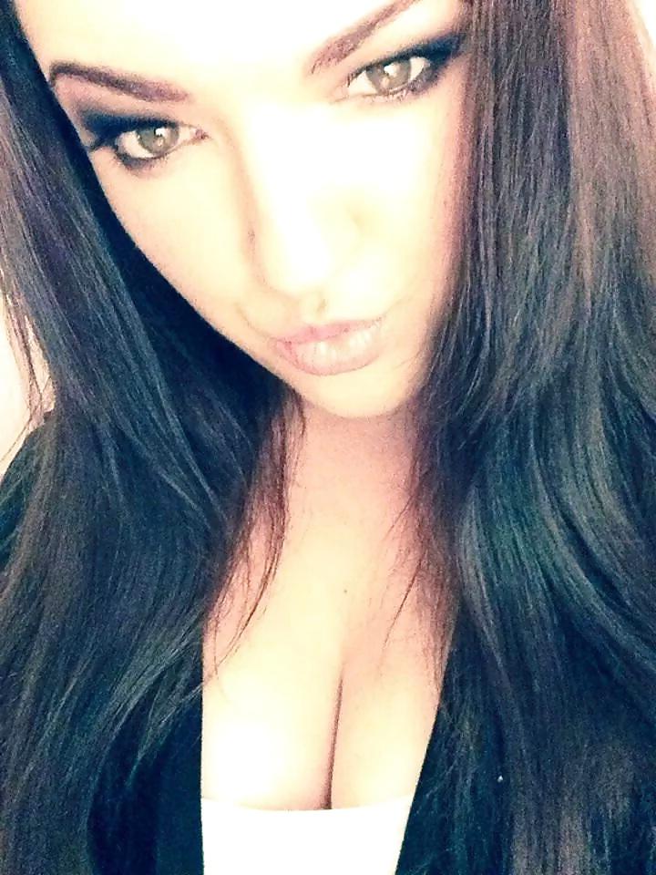 6P Who wants her name loves giving multiple guys head 
