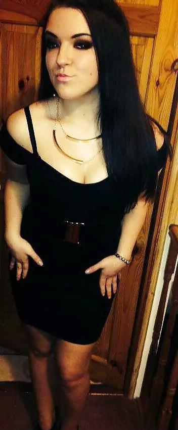 6P Who wants her name loves giving multiple guys head 