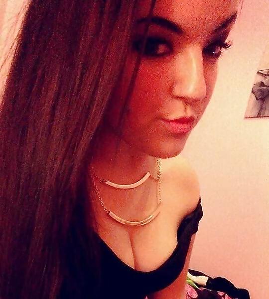 6P Who wants her name loves giving multiple guys head 