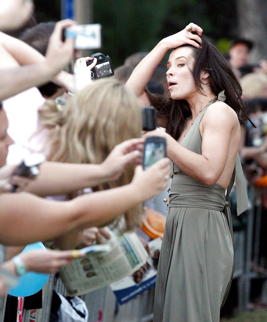 25P Evangeline Lilly HOT with BIG CLEAVAGE