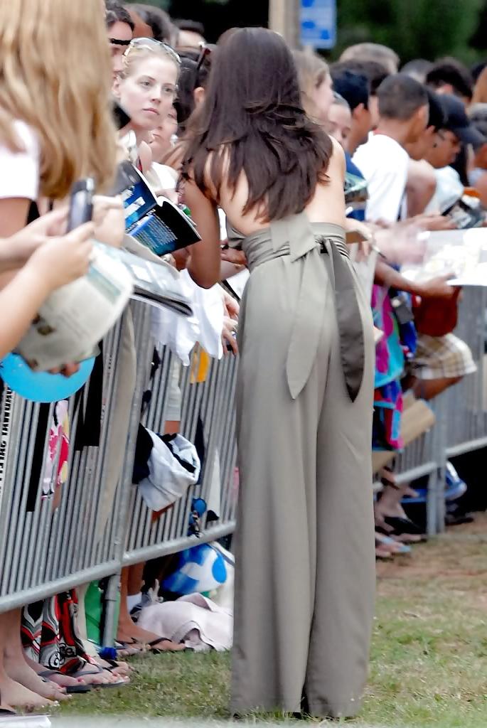 25P Evangeline Lilly HOT with BIG CLEAVAGE