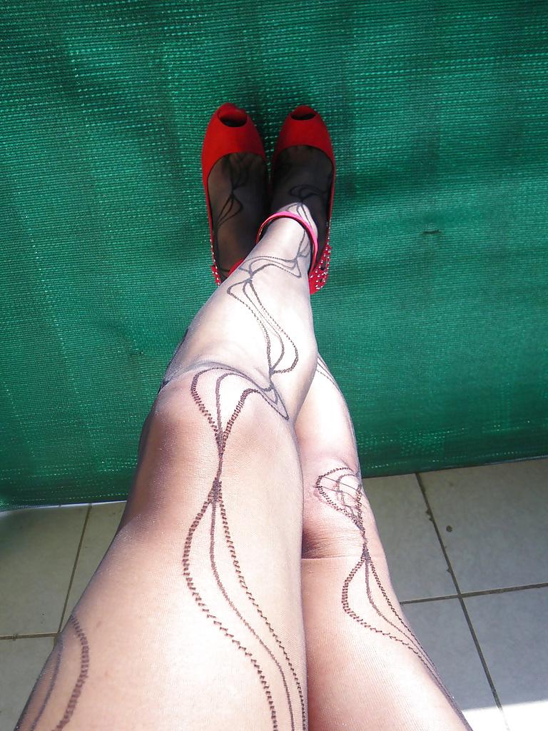 25P Skirt & red heels