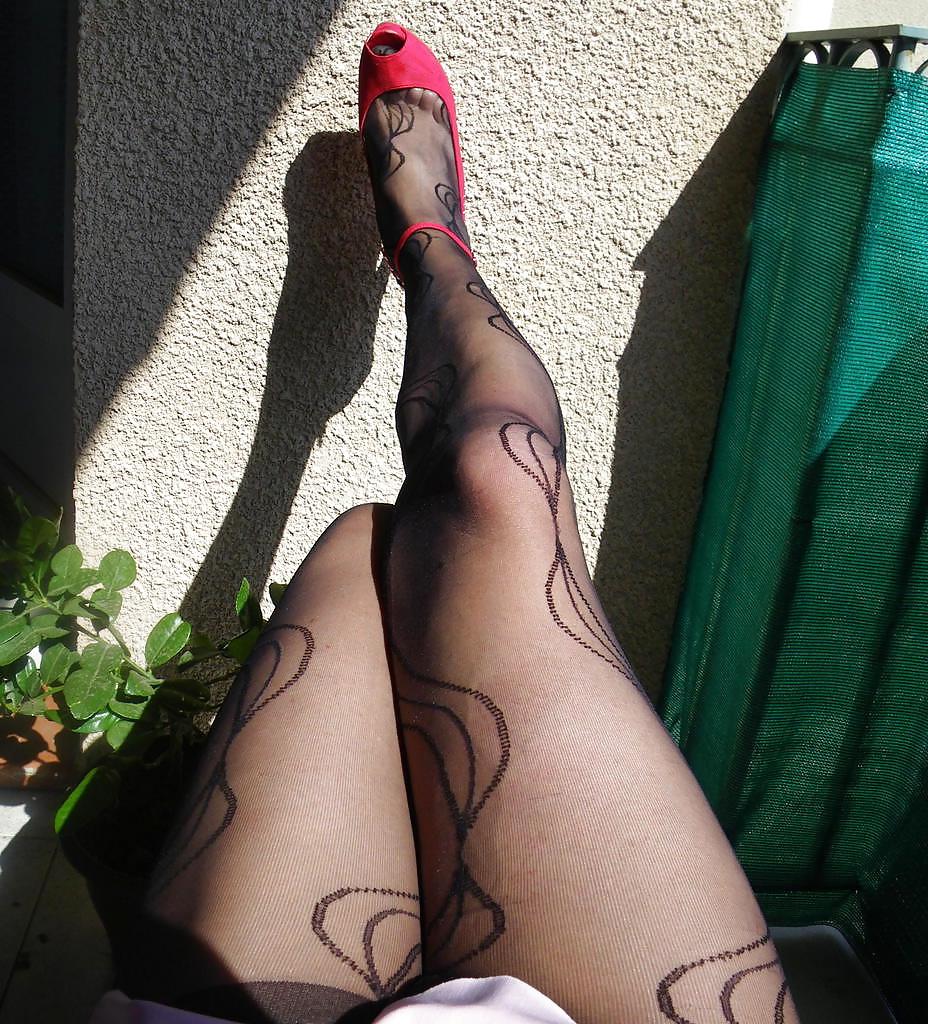 25P Skirt & red heels
