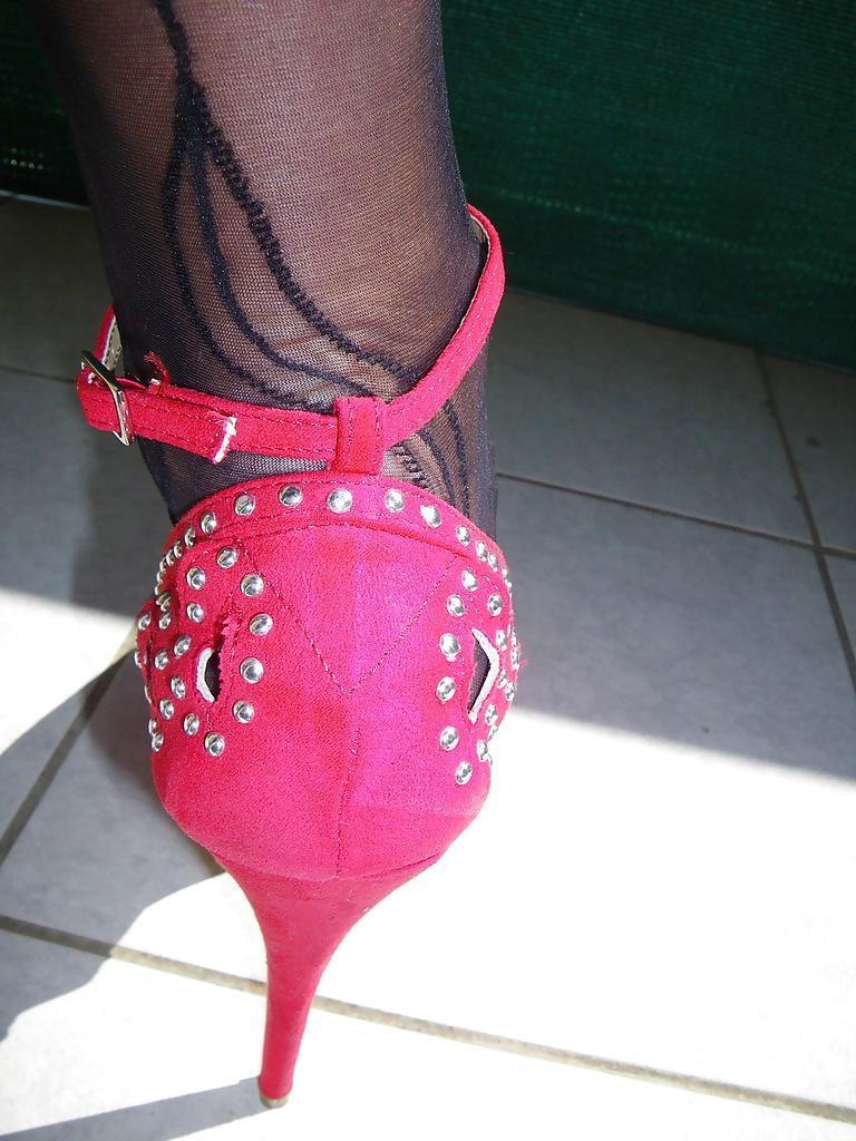 25P Skirt & red heels