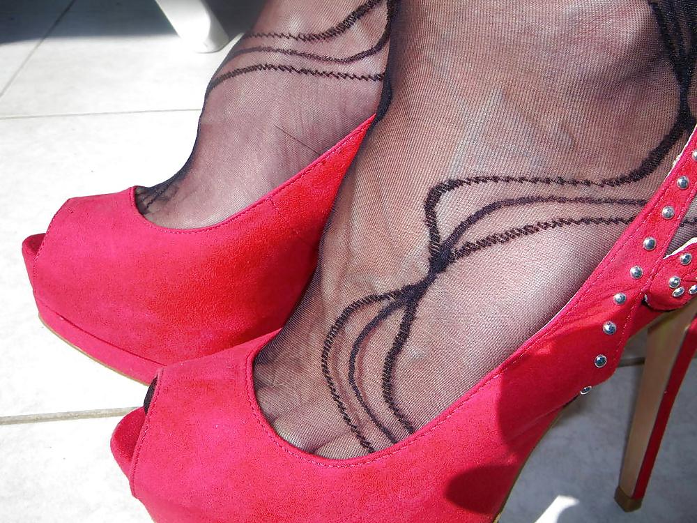 25P Skirt & red heels