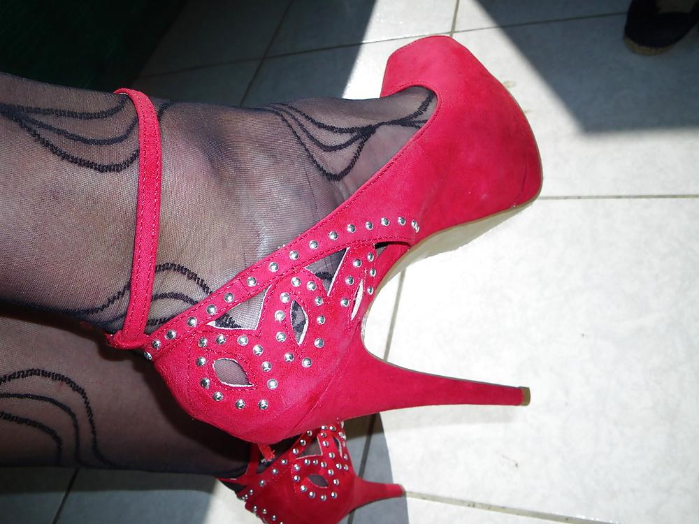 25P Skirt & red heels