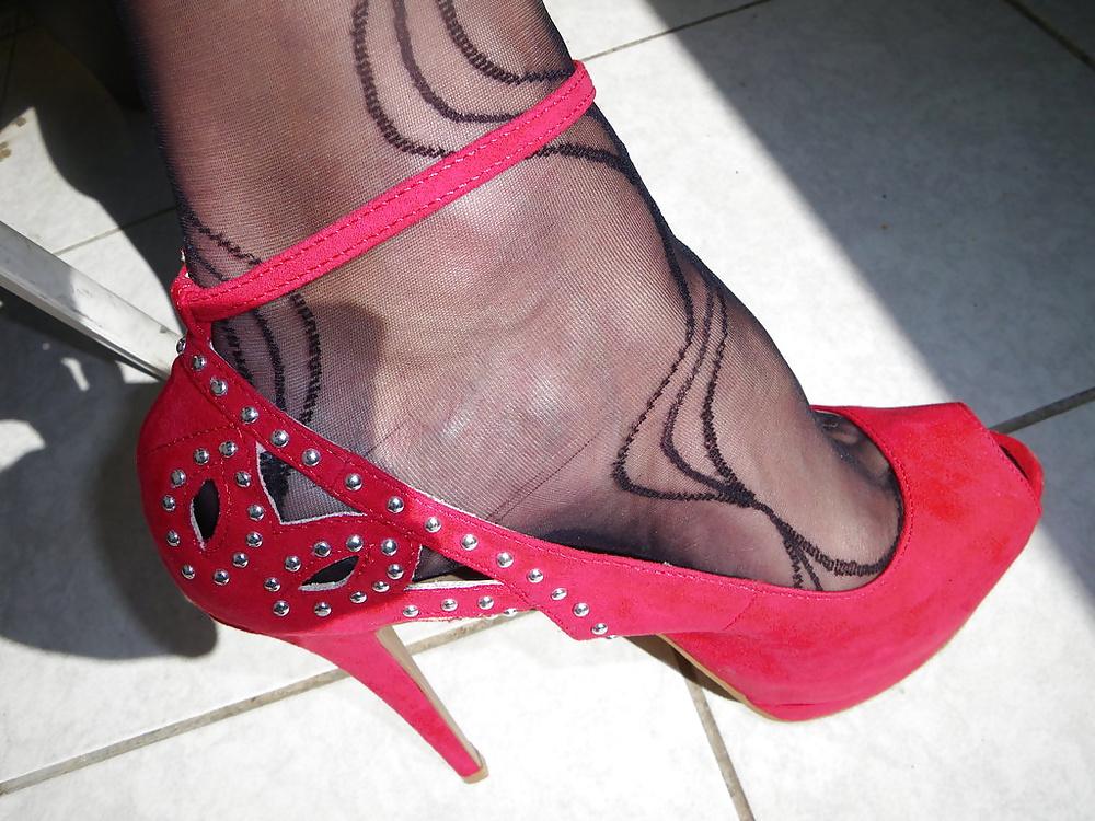 25P Skirt & red heels