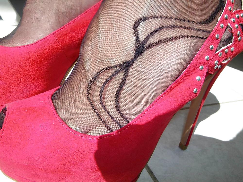25P Skirt & red heels
