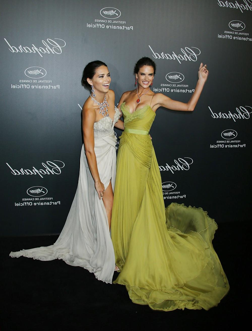 9P Alessandra Ambrosio - Green Dress Cleavage