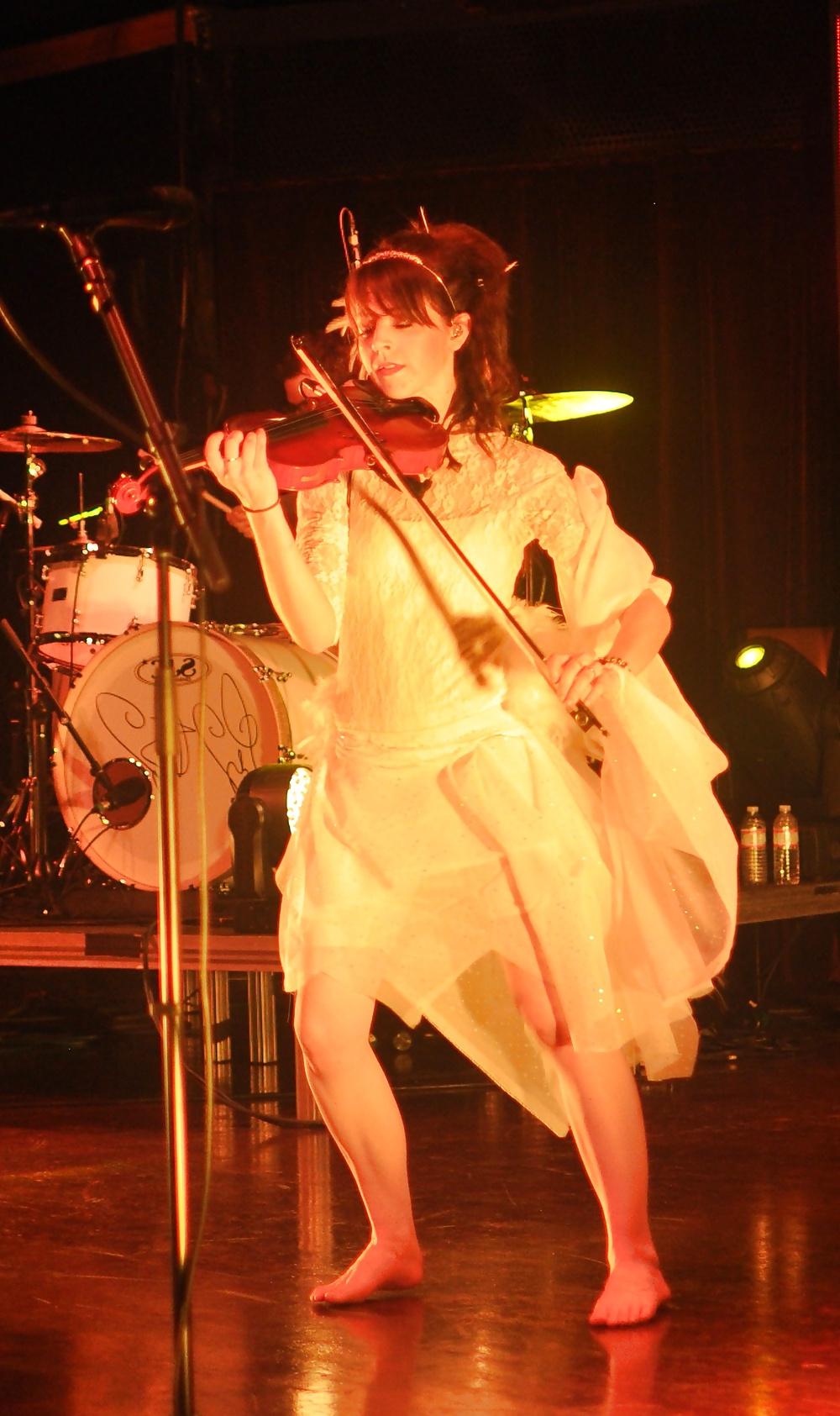 22P Lindsey Stirling feet
