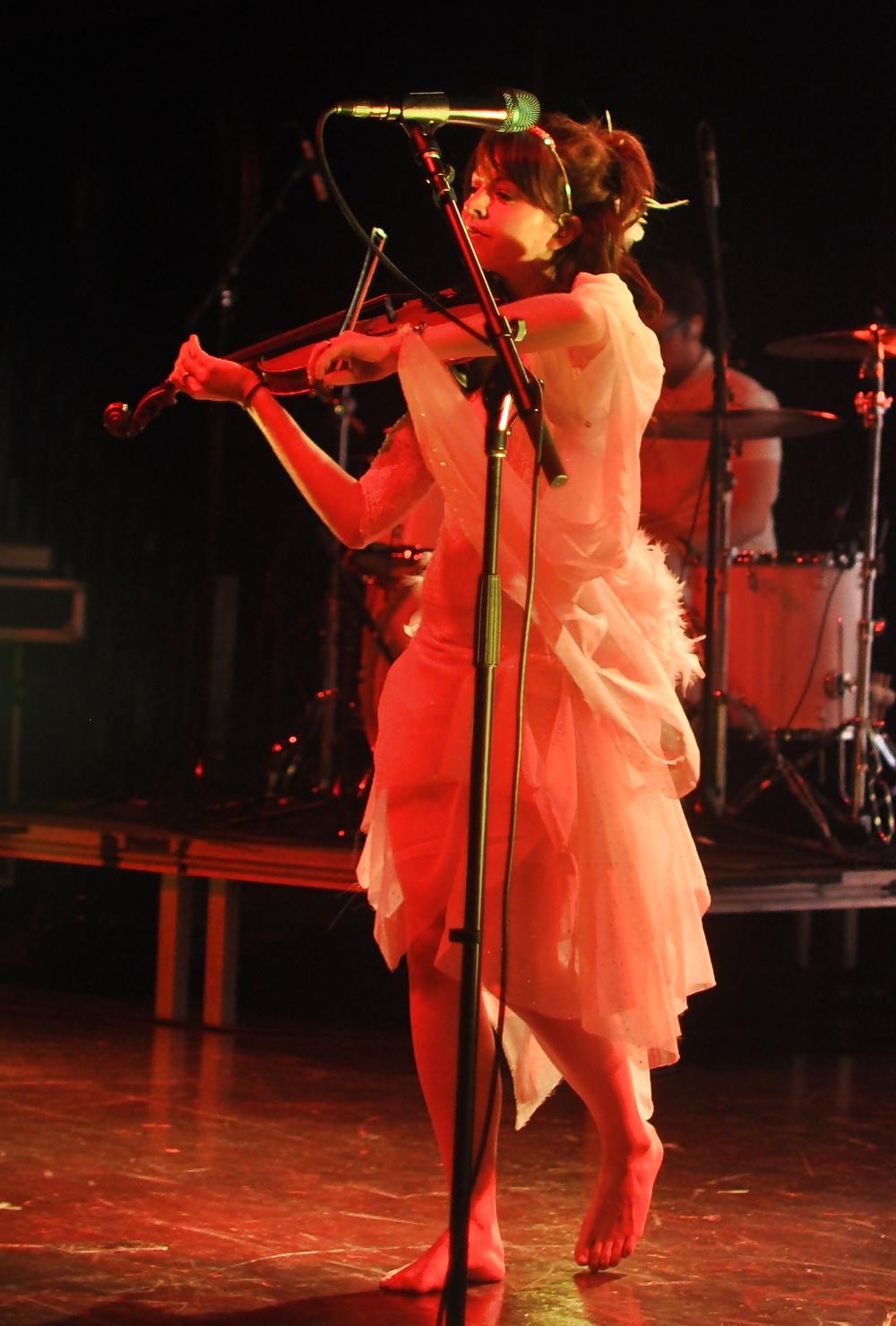 22P Lindsey Stirling feet