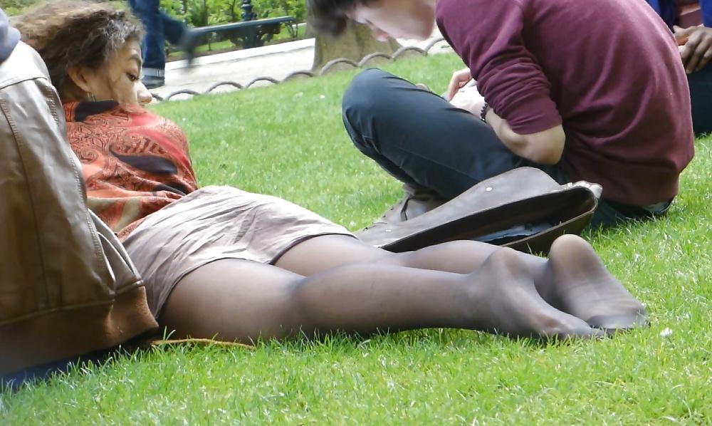 7P Candid pantyhose feet in public park