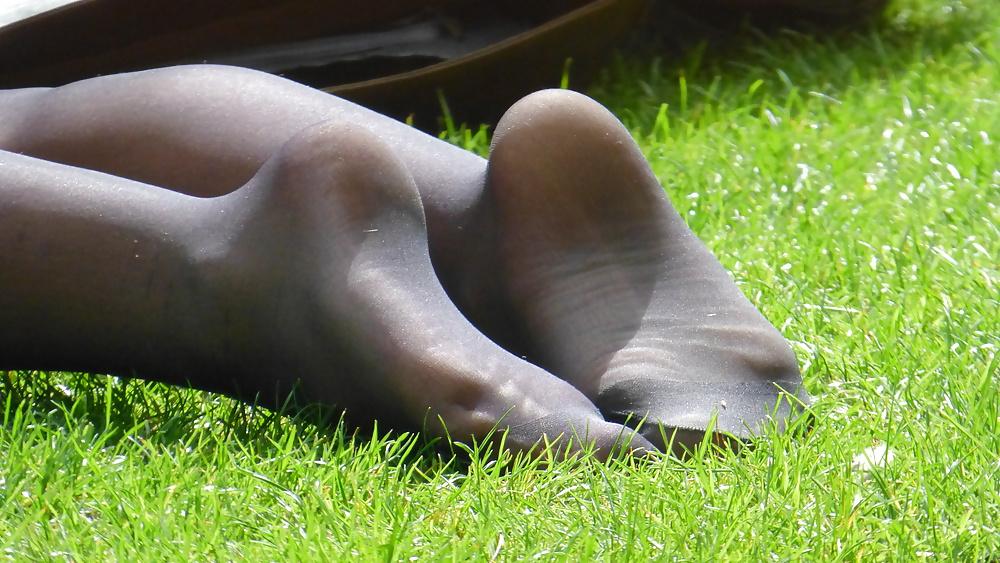 7P Candid pantyhose feet in public park