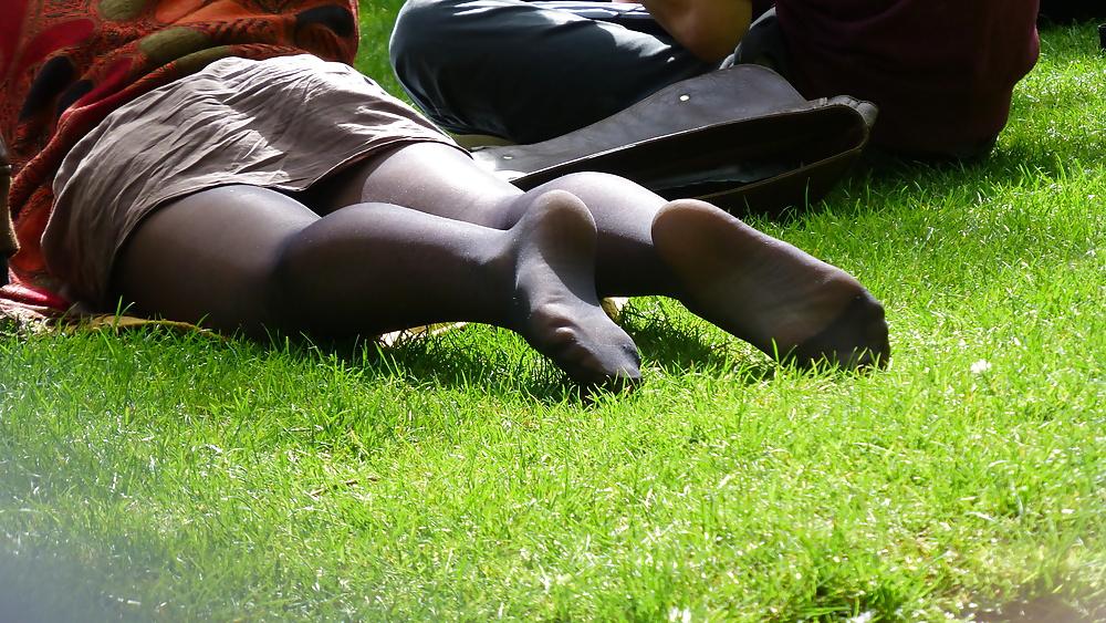 7P Candid pantyhose feet in public park