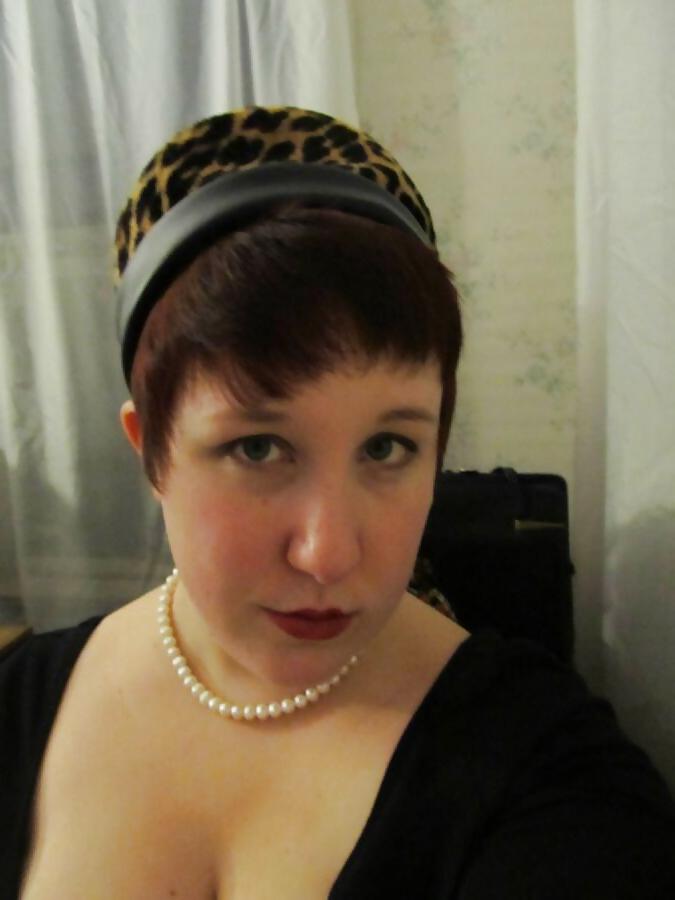 25P Busty girl with short hair