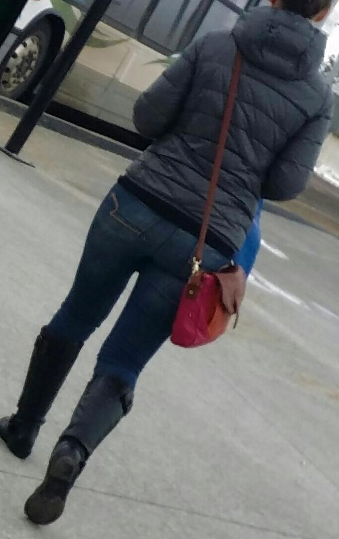 25P Hot women in public 