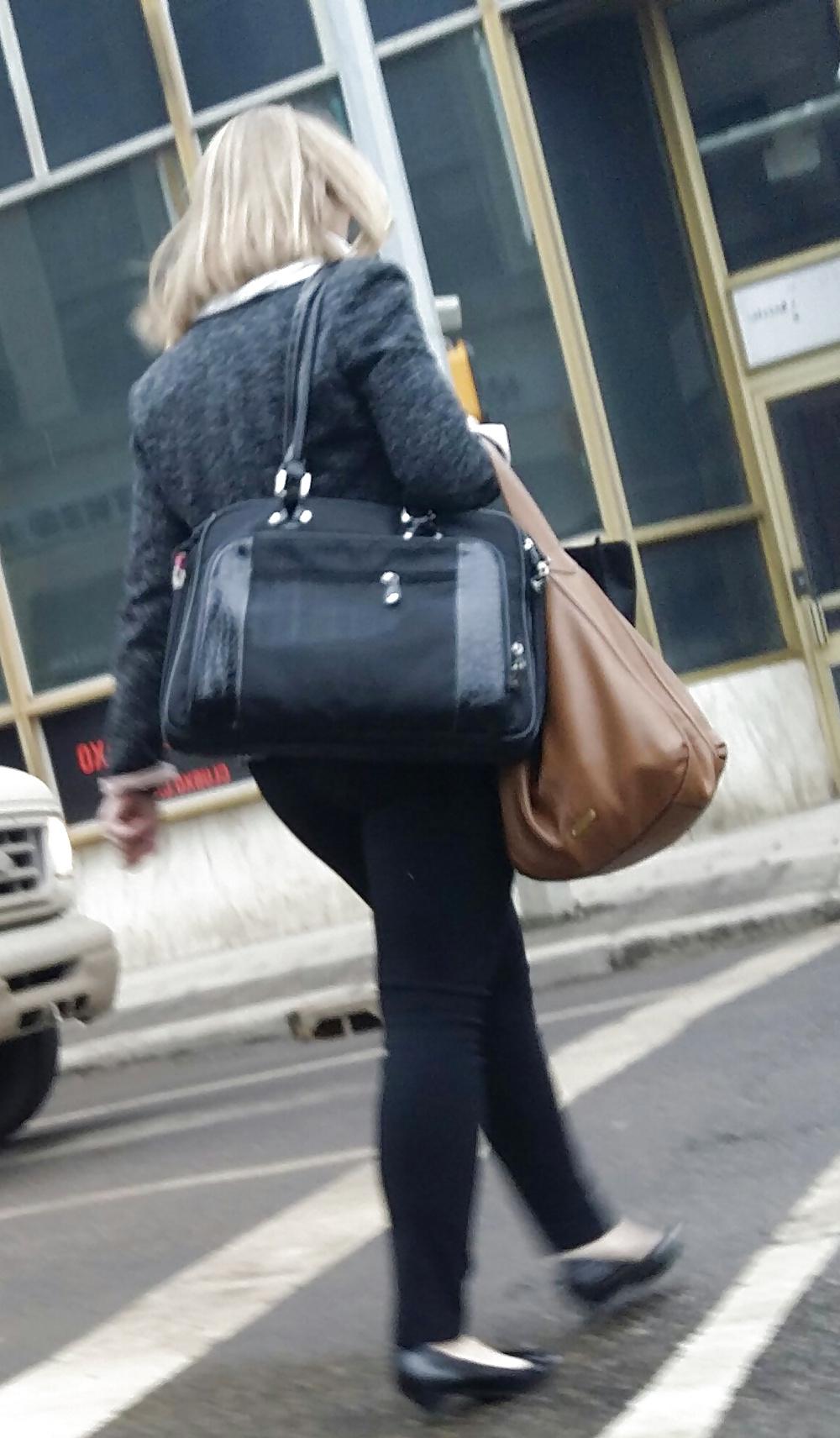 25P Hot women in public 