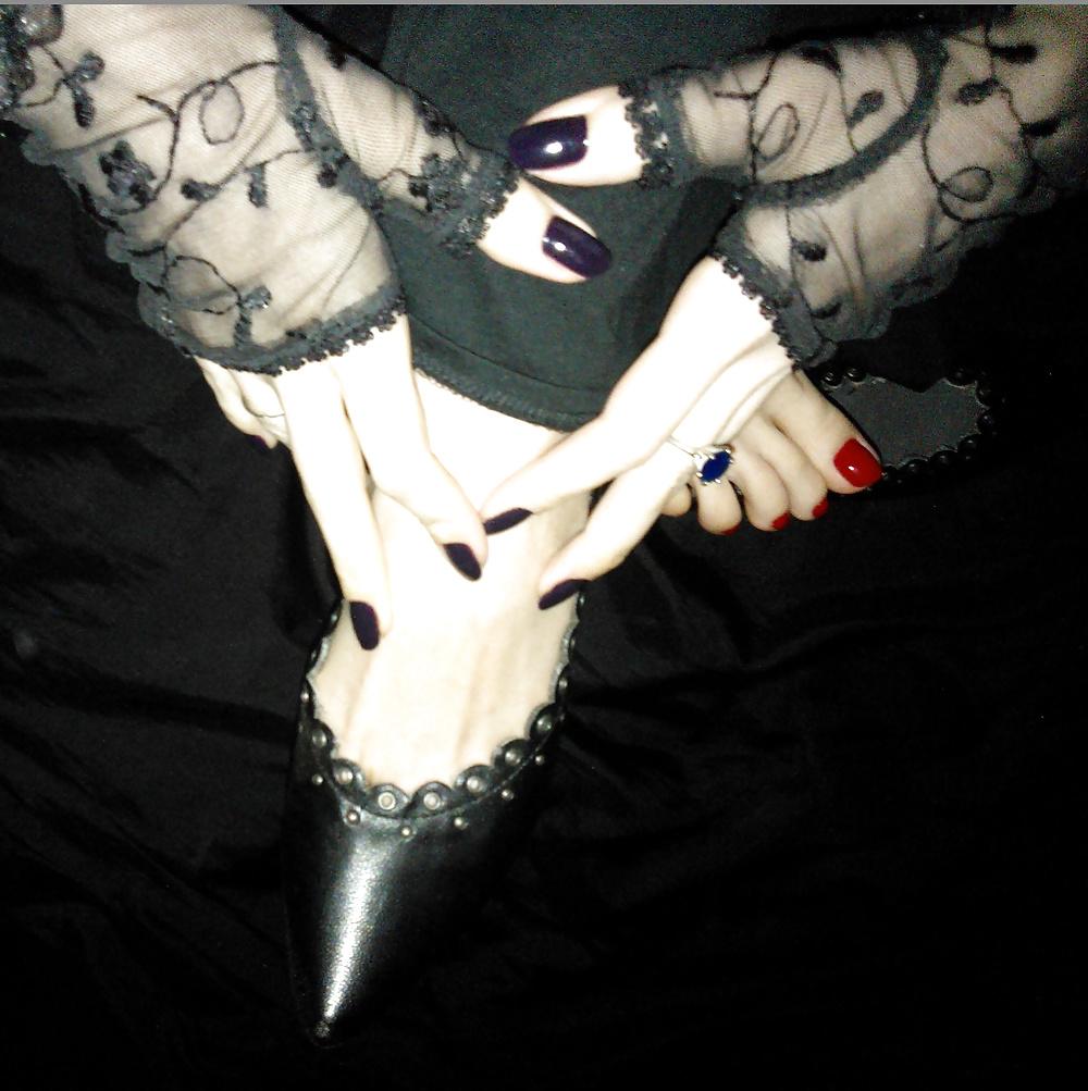 25P Amateur goth feet