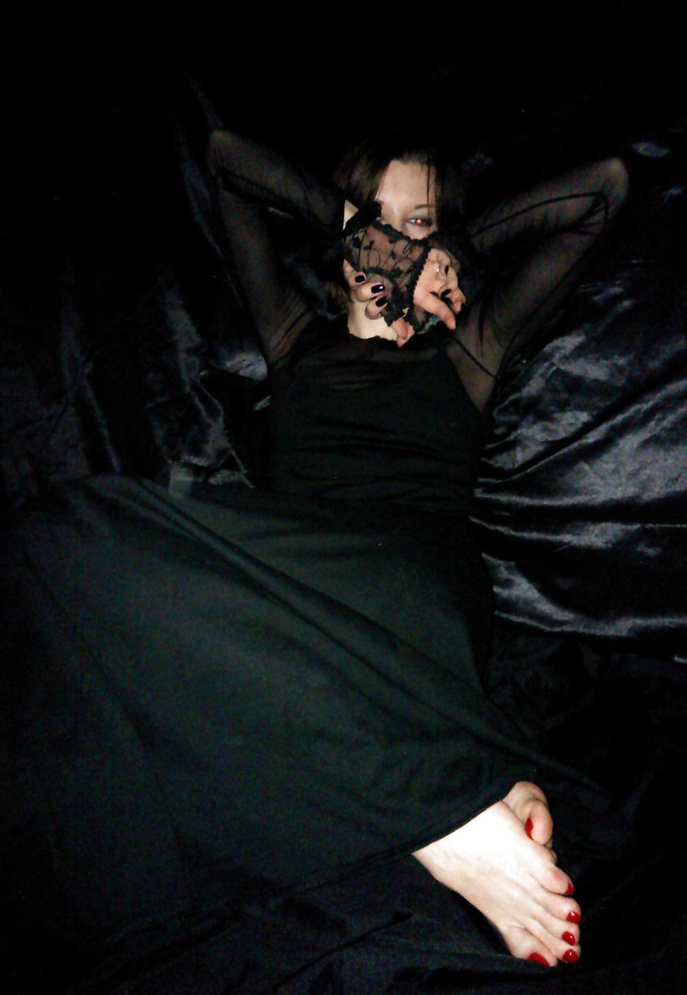 25P Amateur goth feet