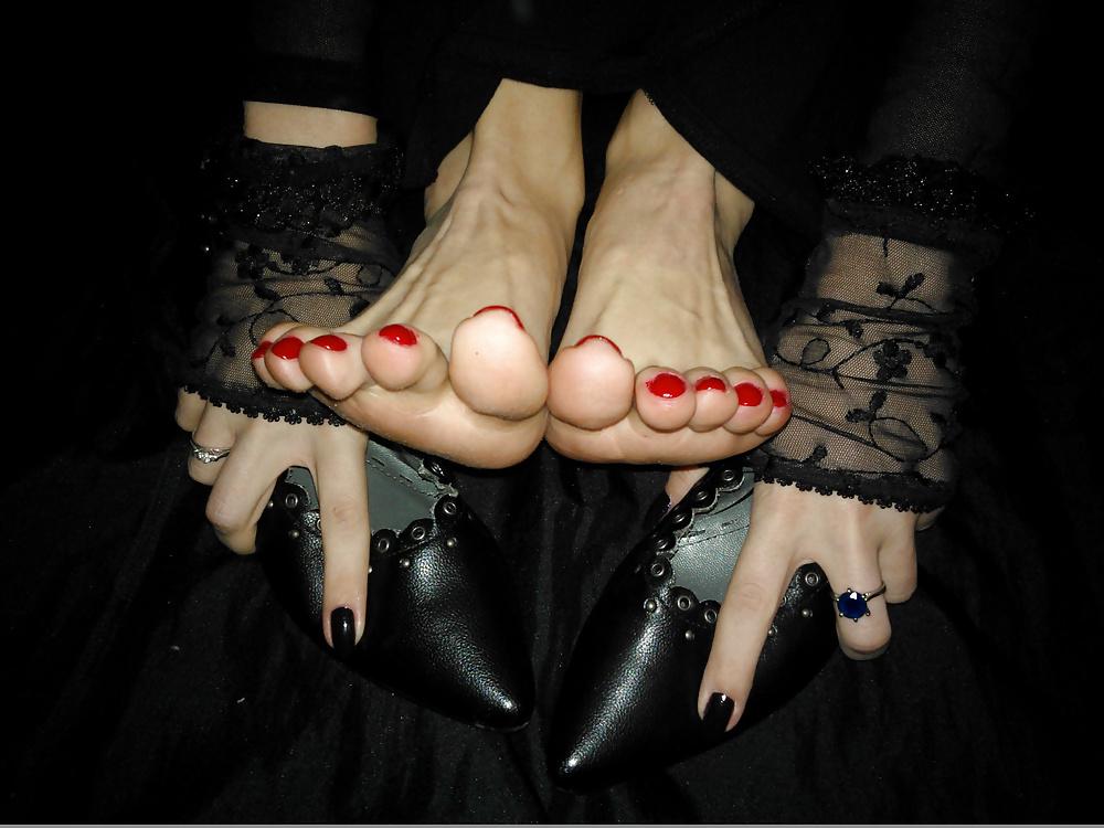 25P Amateur goth feet