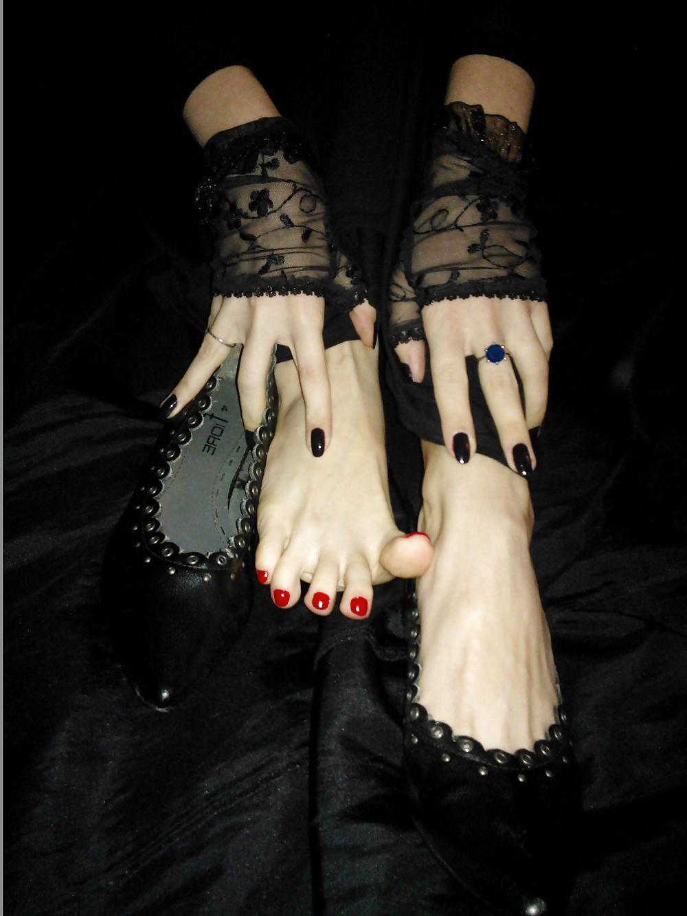 25P Amateur goth feet