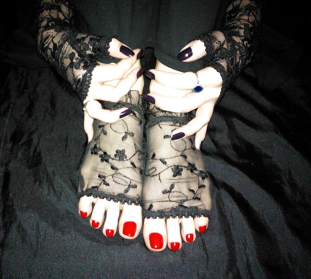 25P Amateur goth feet