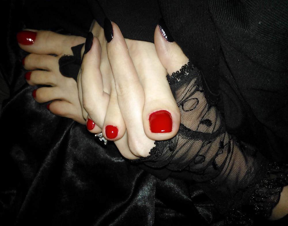 25P Amateur goth feet