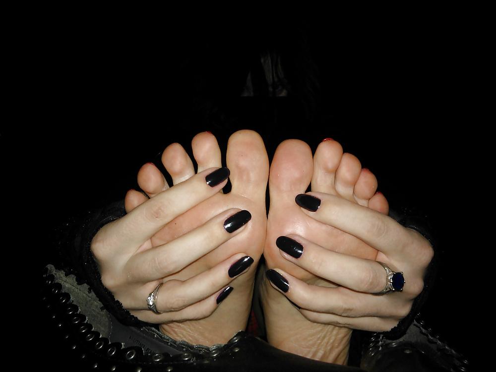 25P Amateur goth feet