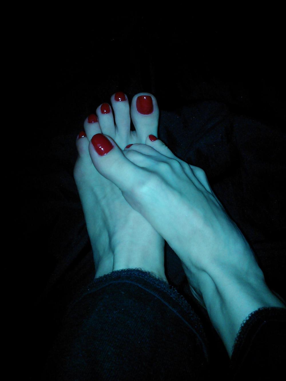 25P Amateur goth feet