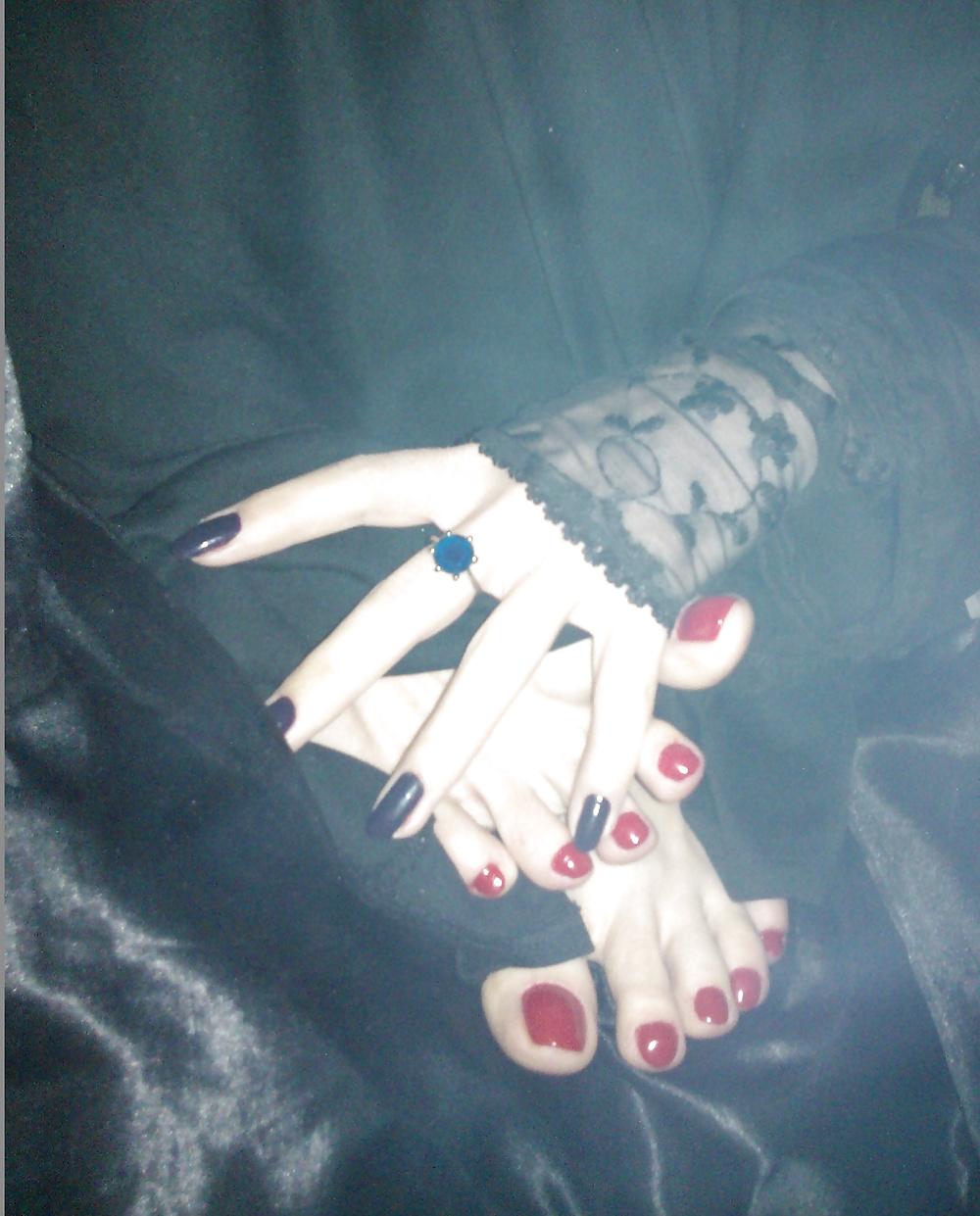 25P Amateur goth feet