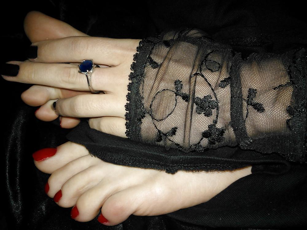 25P Amateur goth feet