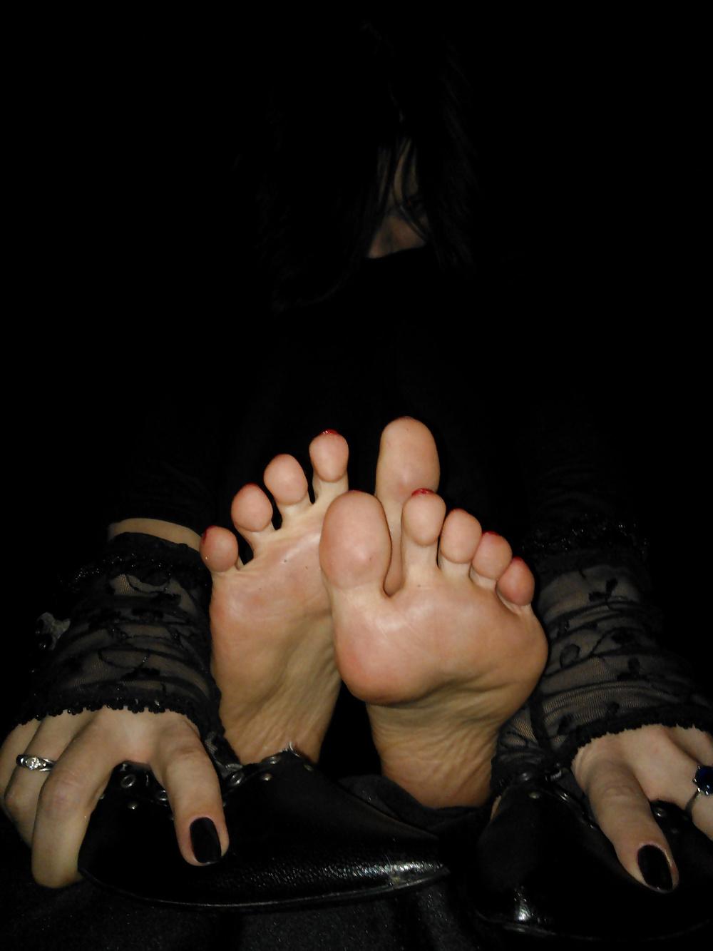 25P Amateur goth feet