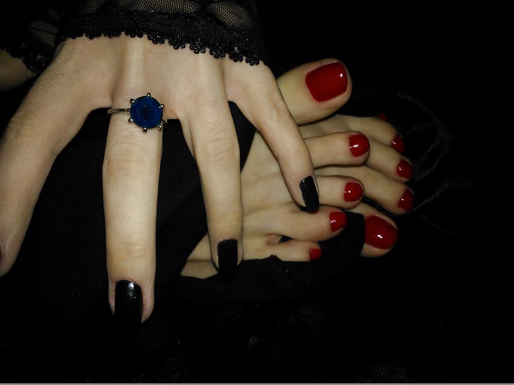 25P Amateur goth feet