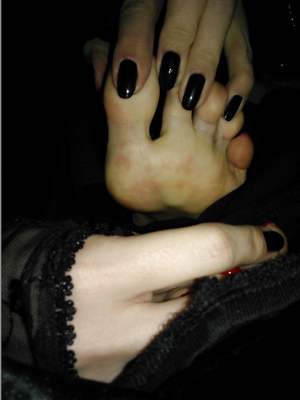 25P Amateur goth feet