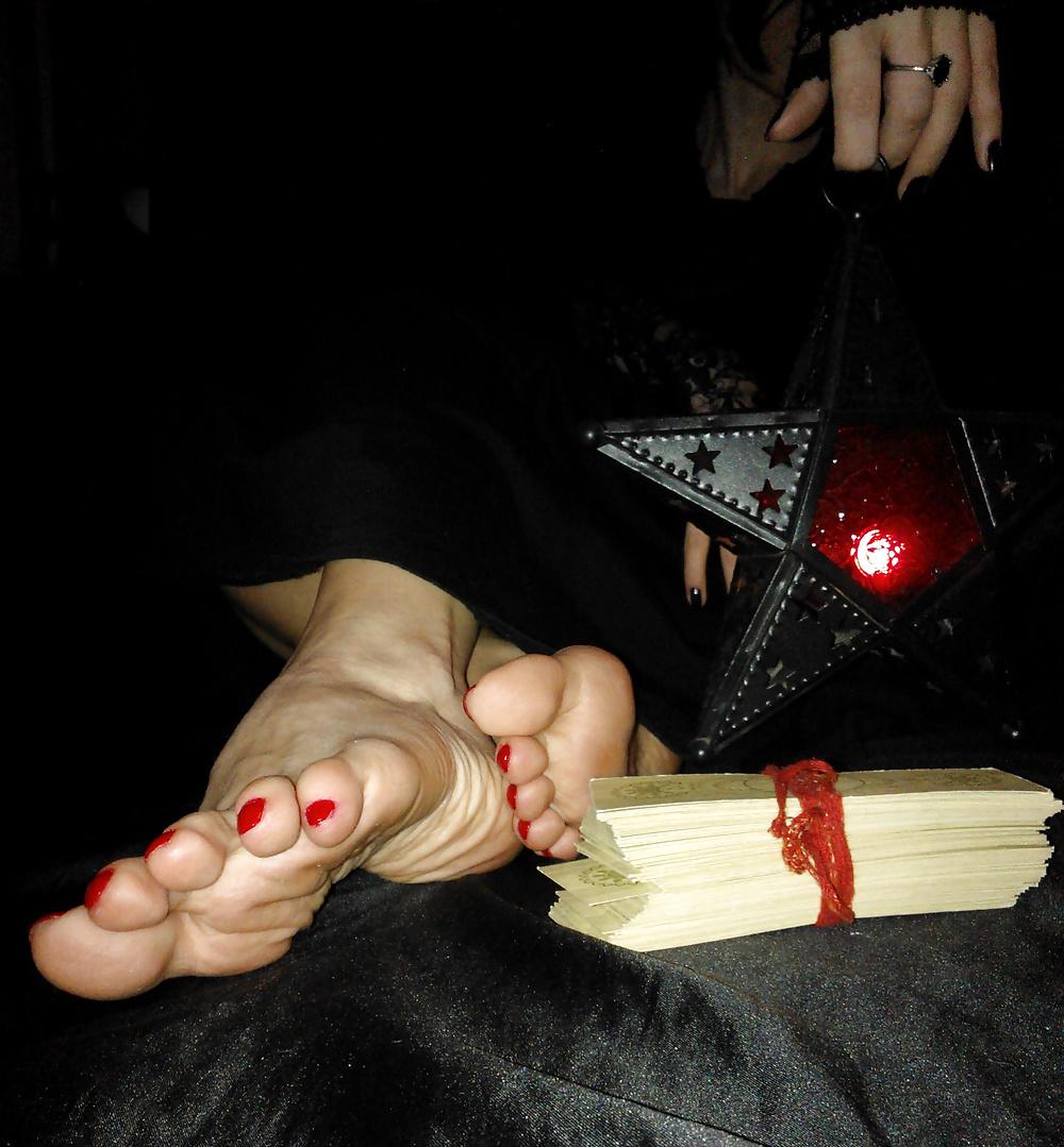 25P Amateur goth feet