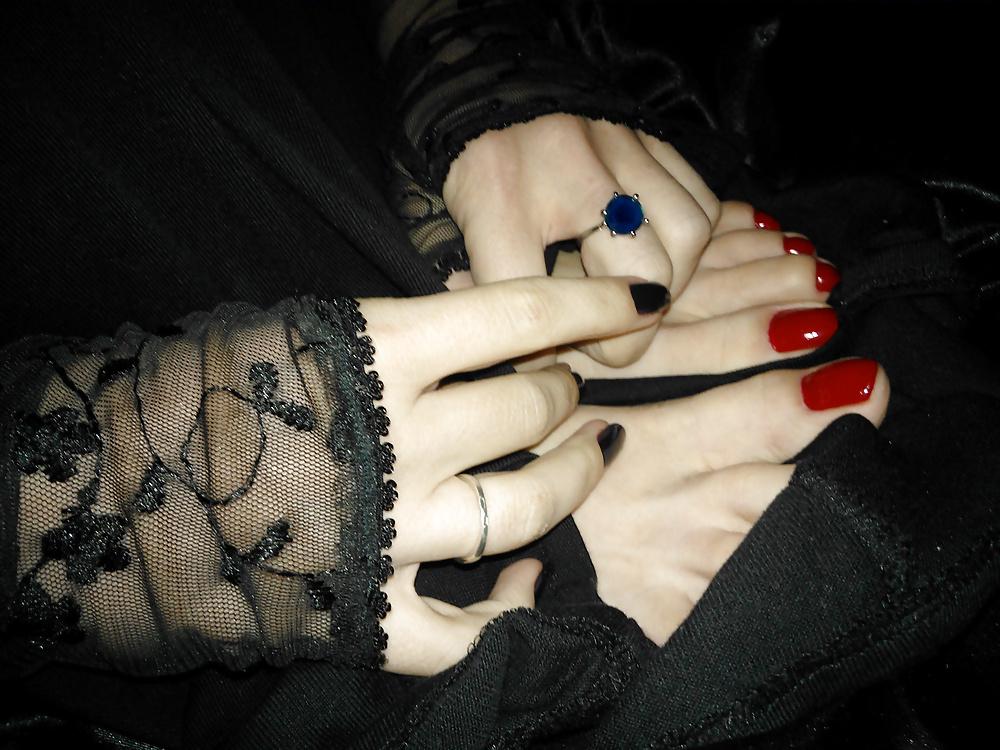 25P Amateur goth feet
