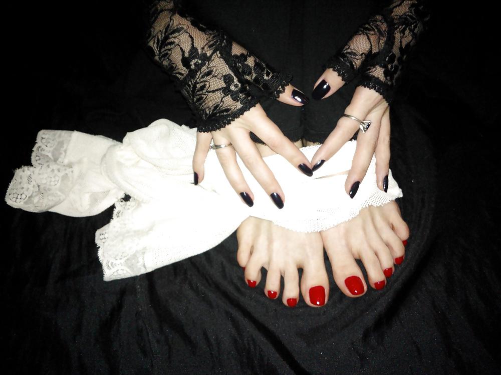 25P Amateur goth feet