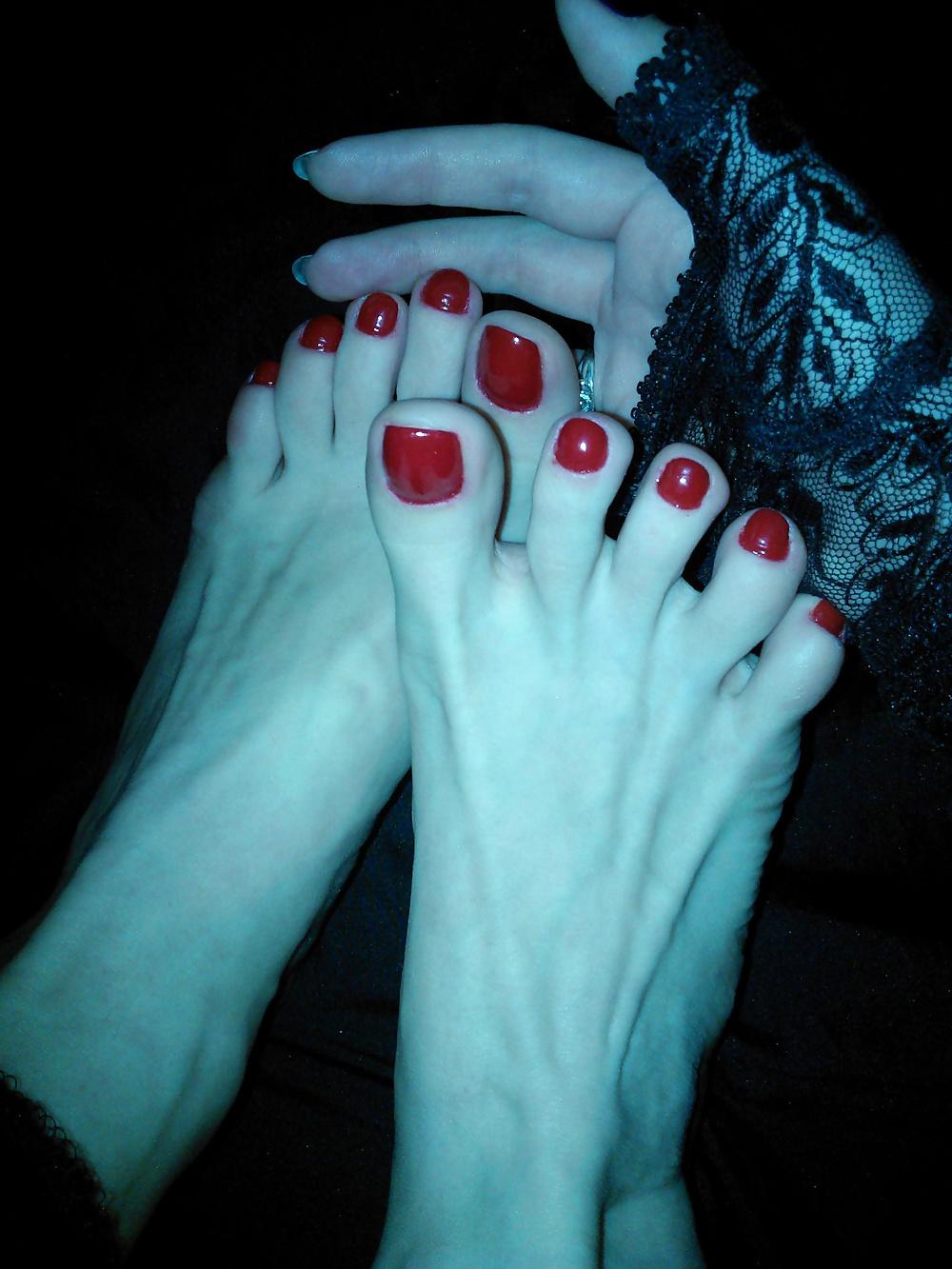 25P Amateur goth feet