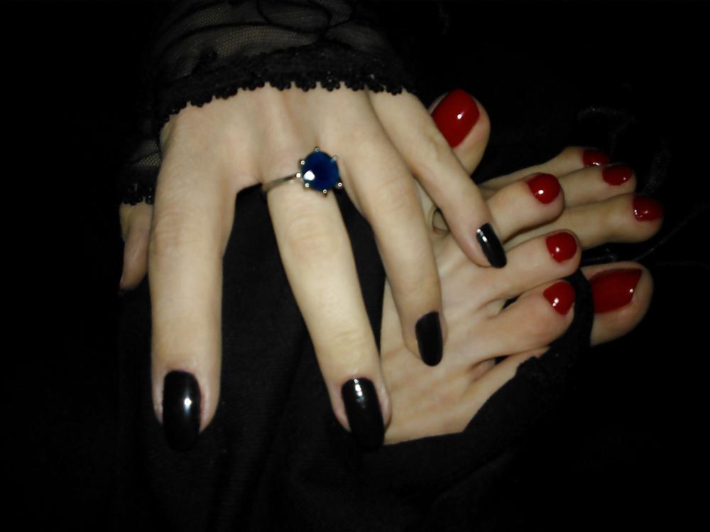 25P Amateur goth feet