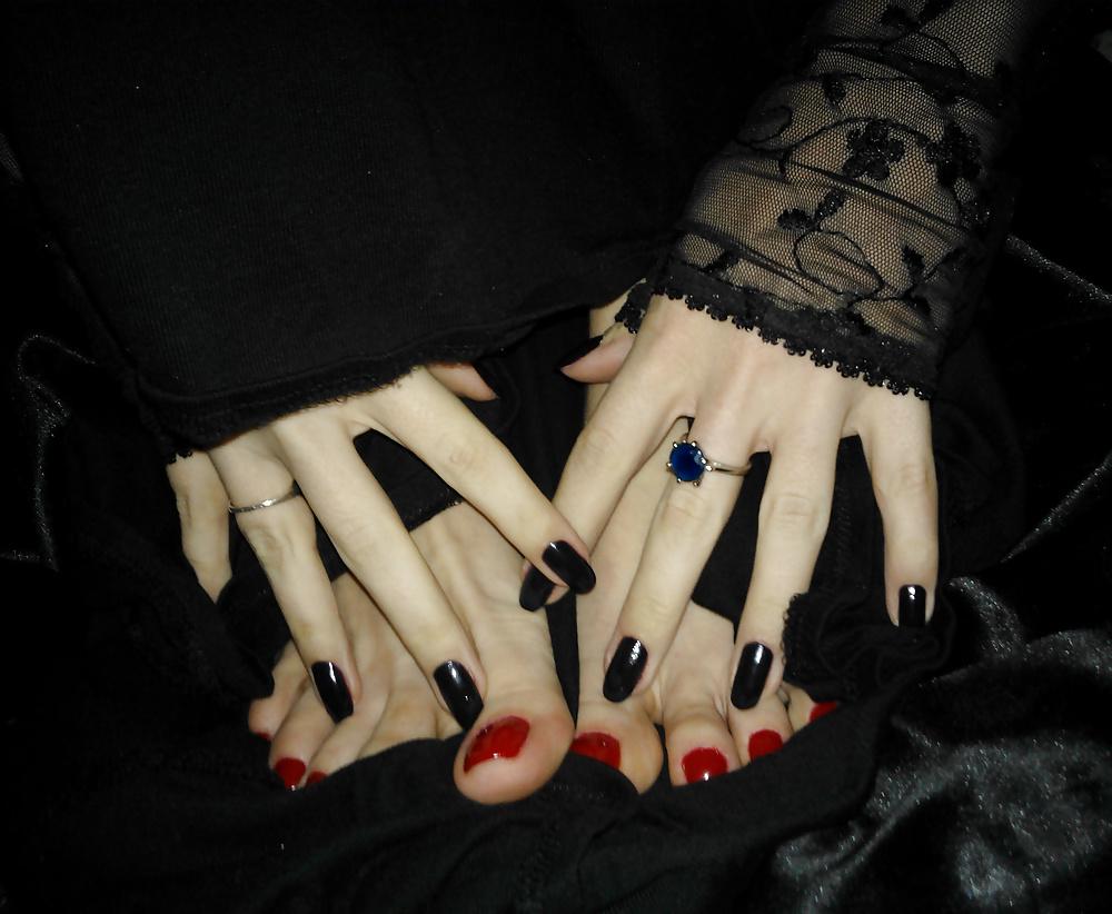 25P Amateur goth feet