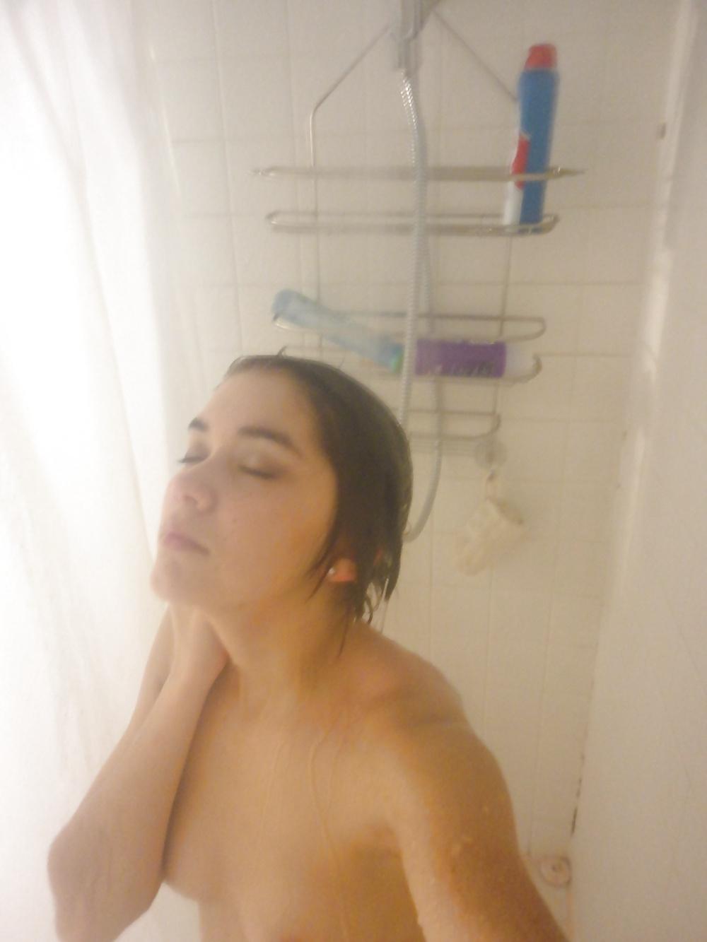 22P Pretty girl in the shower (Amateur)