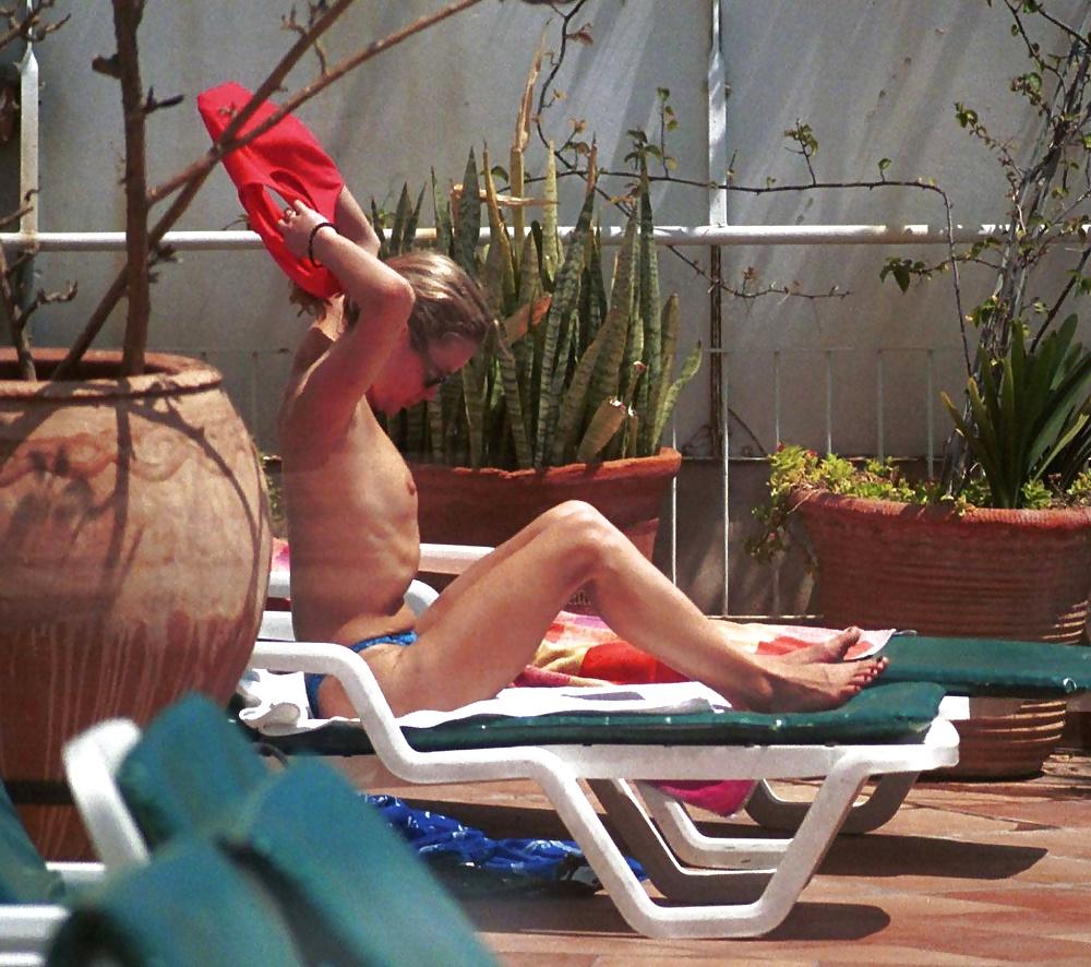 15P Amanda Holden Nip Slip
